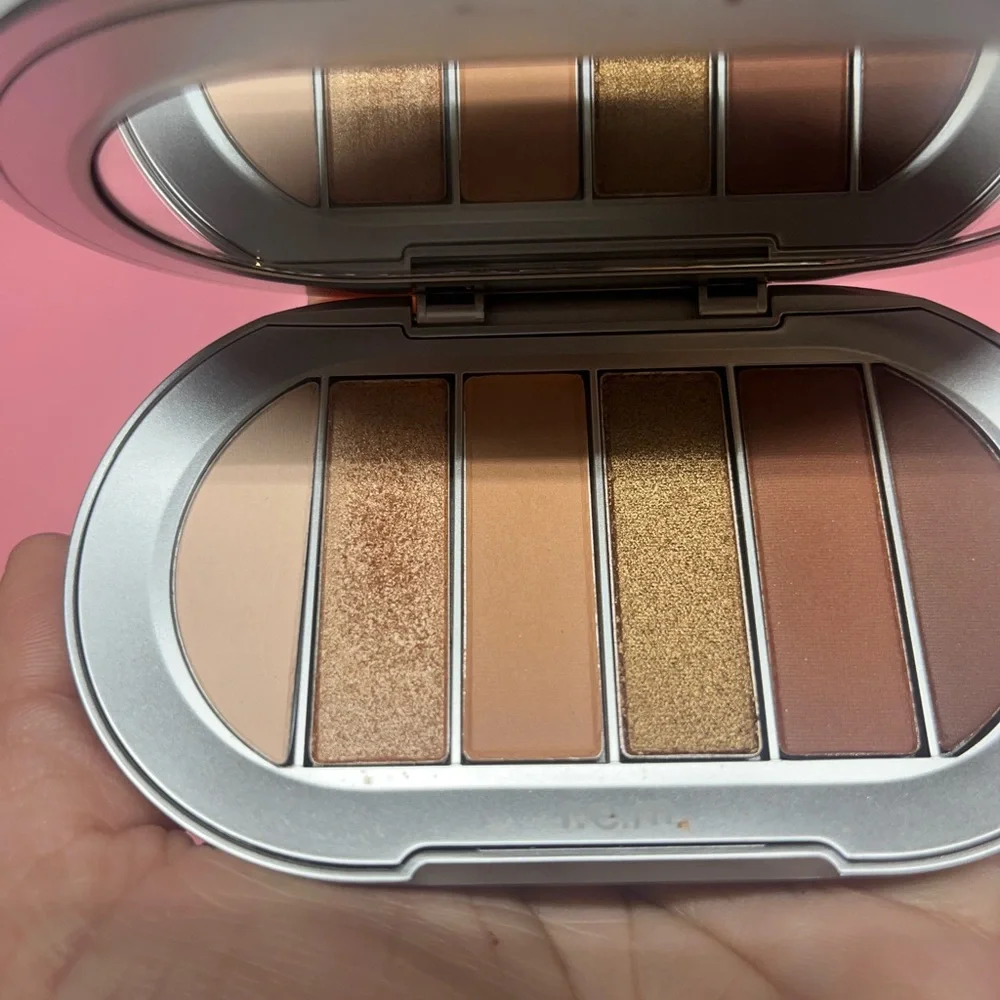 R.E.M BEAUTY eyeshadow pallet - Picture 4 of 5